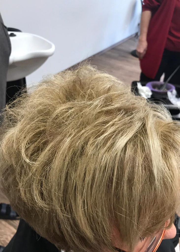 blonde haare von oben herab